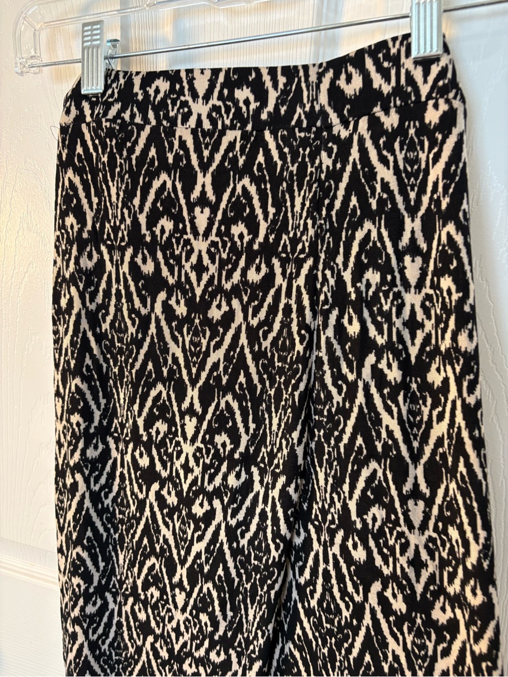 Elastic-Waist Skinny Pants in Black & Cream Ikat Print - Picture 3 of 6